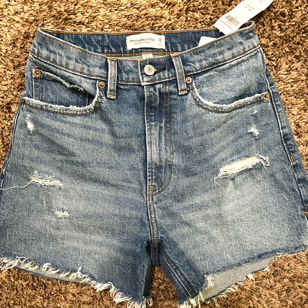 LOWEST- NWT Abercrombie Curve Love 4” Shorts
